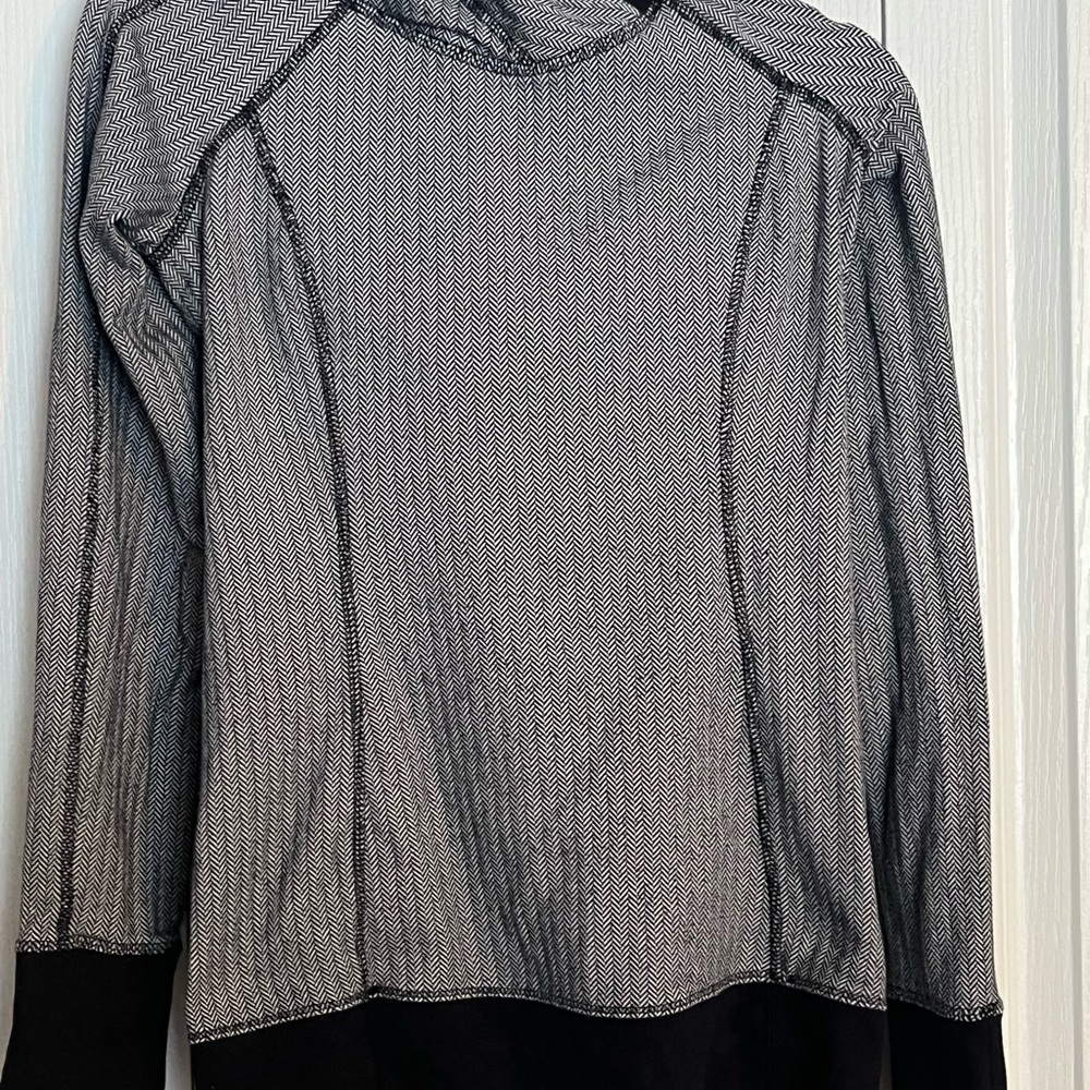 Lululemon Run top in great condition.